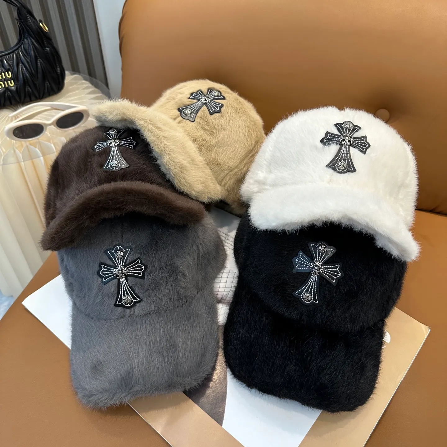 P66 Crow Heart's new autumn and winter baseball cap. It is full of autumn and winter atmosphere. The quality is great. The deepening of the hat shape makes it more elegant. It is very nice for both men and women. It is a classic among classics. It goes well with daily wear. Casual and fashionable.